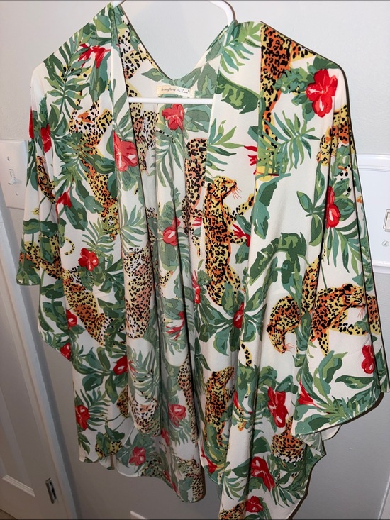 Do everything in love Accessories - Do everything in love Tropical Floral & Leopard Print Kimono - Cream, Green, Red